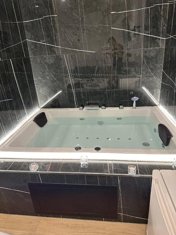Black & White Luxury Gasthof Bari